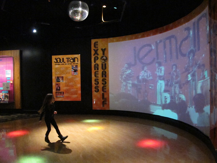 Julia dançando com o Soul Train no Stax Museum