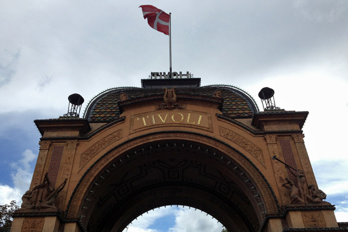 Entrando no Tivoli, um ícone de Copenhague