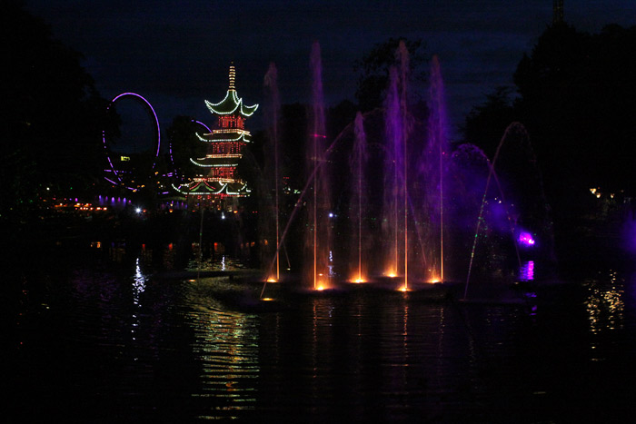 Tivoli Illuminations com a pagoda japonesa ao fundo