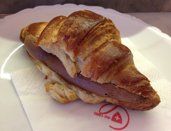 Meu café-da-manhã na pasticceria Sandri em Perugia, um cornetto di cioccolato