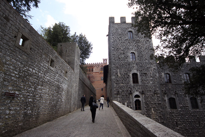 O Castelo foi reformado no estilo gótico de Siena pelos idos de 1800