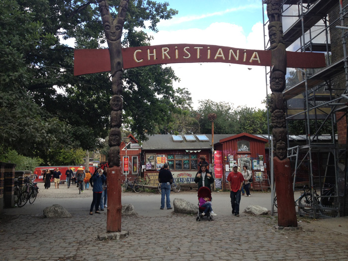 Christiania,  a cidade hippie. Depois da entrada não pode fotografar mais.