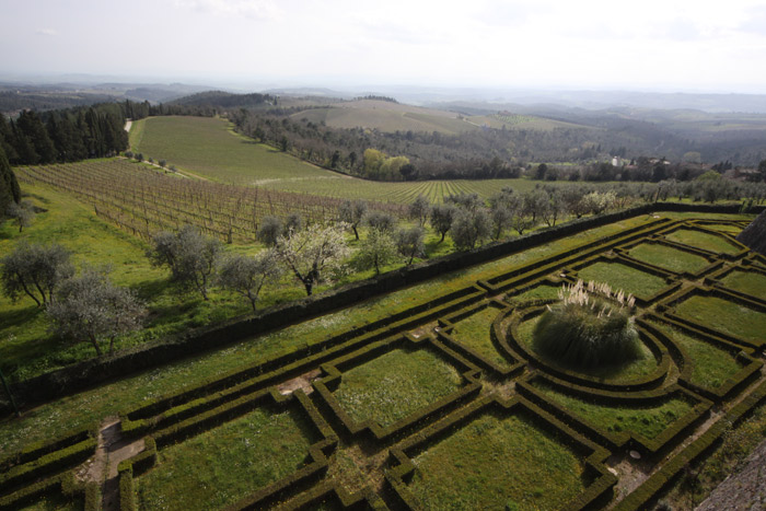 O jardim do Castelo e as plantações de uva para o vinho Chianti Classico