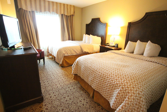 onde ficar em San Antonio: quarto na suíte do Embassy Suites Riverwalk Downtown