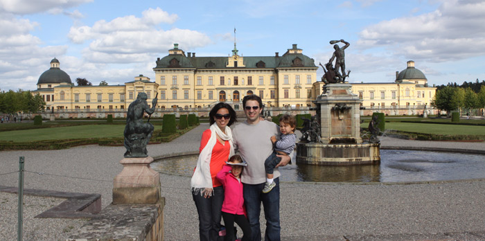 Nós em frente ao Palácio de Drottningholm