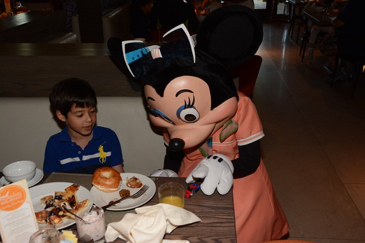 PhotoPass_Visiting_Good_Morning_Breakfast_With_Goofy_And_His_Pals_7186292302
