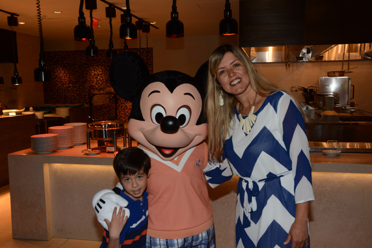 PhotoPass_Visiting_Good_Morning_Breakfast_With_Goofy_And_His_Pals_7186292305 (1)