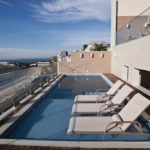 Piscina no terraço com vista para a praia