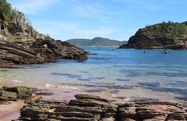 Praia dos Amores localizada do lado esquerdo da Praia da Ferradurinha